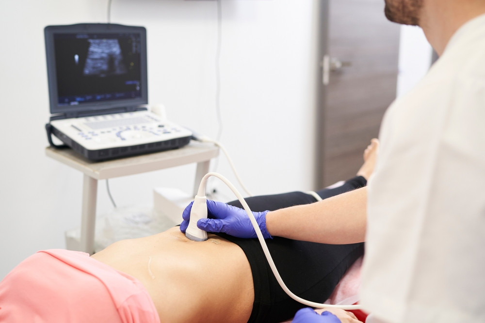 盆腔超聲波檢查有助醫生評估並觀察子宮、卵巢和膀胱等盆腔器官的健康狀況，包括它們的結構、大小、子宮內膜厚度以及是否存在異常或病變。 		