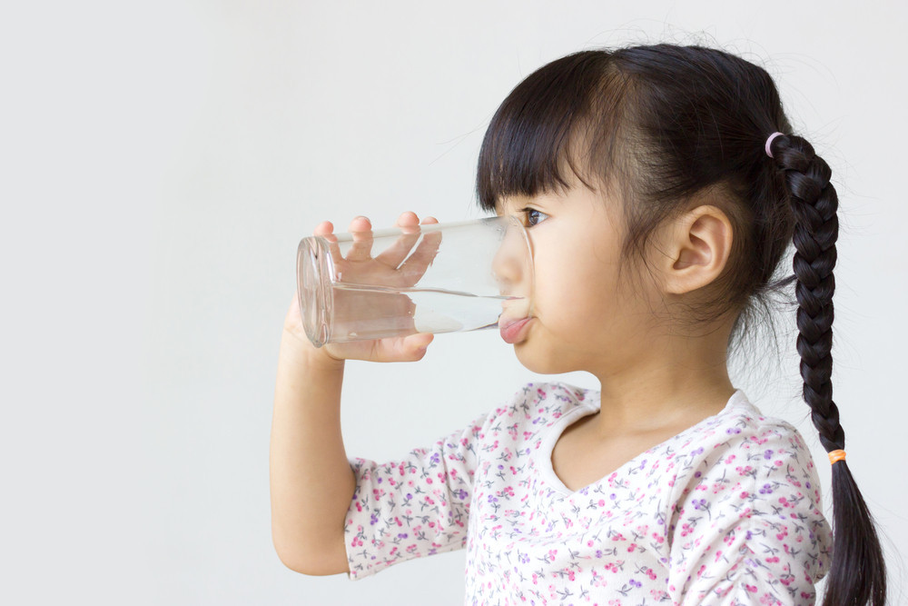 教導孩子陪養適量食水的習慣，有助預防尿道炎
