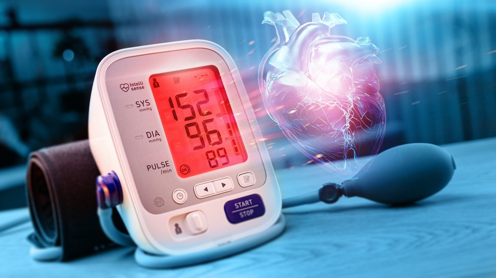 對於成年人來說，若上壓持續高於或等於140mmHg，或下壓持續高於或等於90mmHg，則被視為患有高血壓。