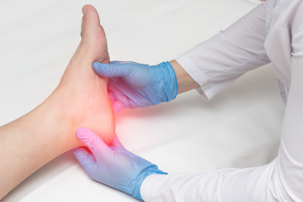 足底筋膜炎的患處一般在腳踭的位置，而患者的庝痛點則在腳底。醫生會用拇指為患者進行一個壓力測試，按壓足底的特定部位，特別是腳踭附近的足底筋膜連接點，以檢測是否引起痛楚。如果患者感到痛楚，那便是典型的足底筋膜炎。