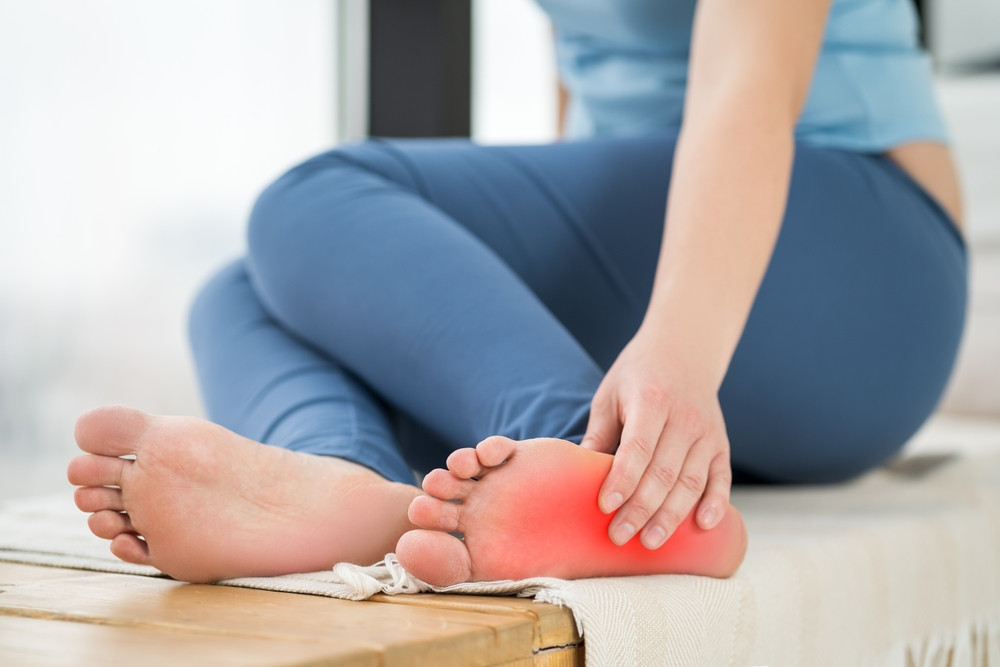 足底筋膜炎是常見的都巿病之一，臨床上女性患者的比例較男性多。足底筋膜炎的典型病徵是在起床或久坐後，腳踭著到時會感到刺痛，走一兩步都會感到非常痛楚。但走路數鐘或一段距離後，刺痛感會逐漸減輕。足底筋膜炎的治療一般結合藥物和物理治療。對於大多數患者來說，在經過藥物治療、物理治療和運動療法後，症狀可以在八至九個星期內得到紓緩。