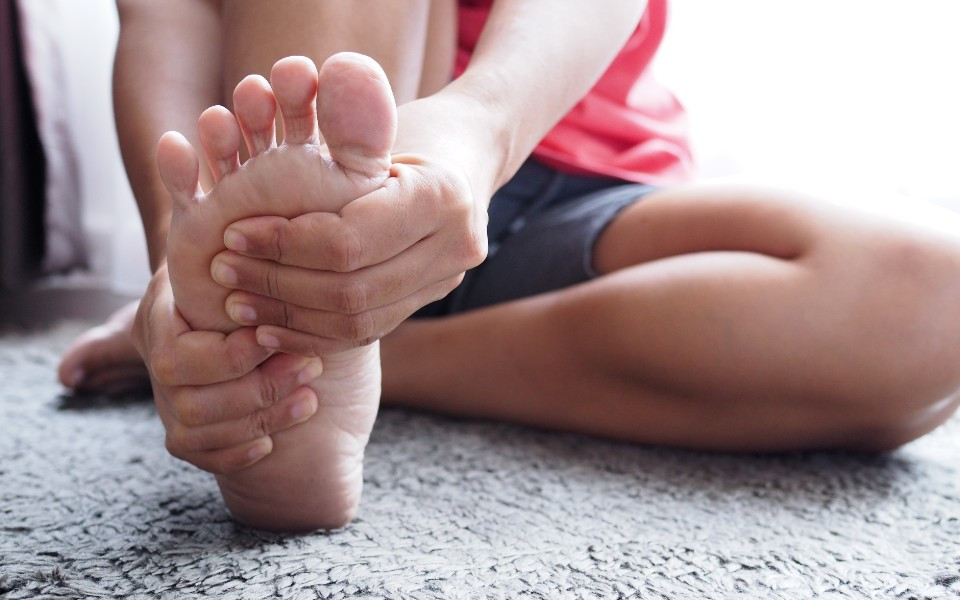 足底筋膜炎的患者疼痛位置集中在腳踭，早上起床或久坐後站立時痛感十分明顯